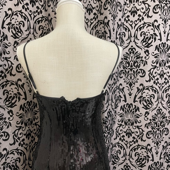 Sleeveless sequins dress - Picture 2 of 9